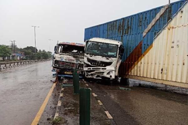 जमशेदपुर NH-18 पर दो ट्रेलरों की सीधी टक्कर, ड्राइवर सुरक्षित…