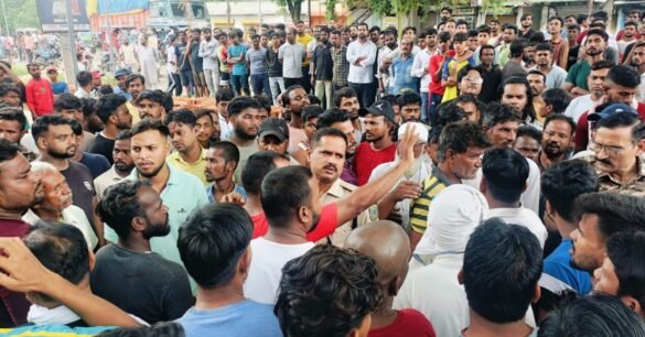 Giridih: ओवरलोड ट्रक ने स्कूटी को मारी ज़ोरदार टक्कर, एक युवक की मौत, दो घायल…