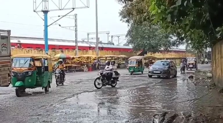 जमशेदपुर से उड़ीसा जाने वाली सड़क पर गड्ढों का राज, हर दिन बढ़ रहा है हादसों का खतरा…