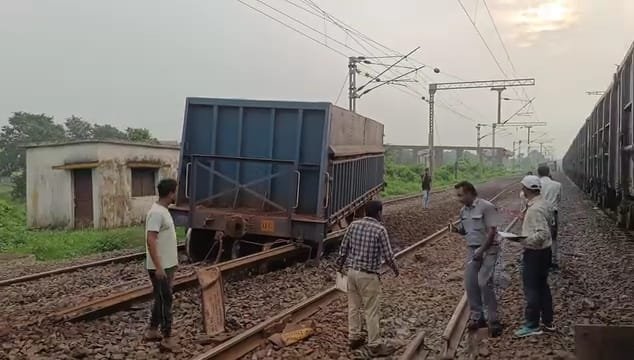 BREAKING:चांडिल में दो मालगाड़ियों की आपस में टक्कर, तकनीकी कारणों और सिग्नलिंग में हुई गड़बड़ी से हुआ हादसा…
