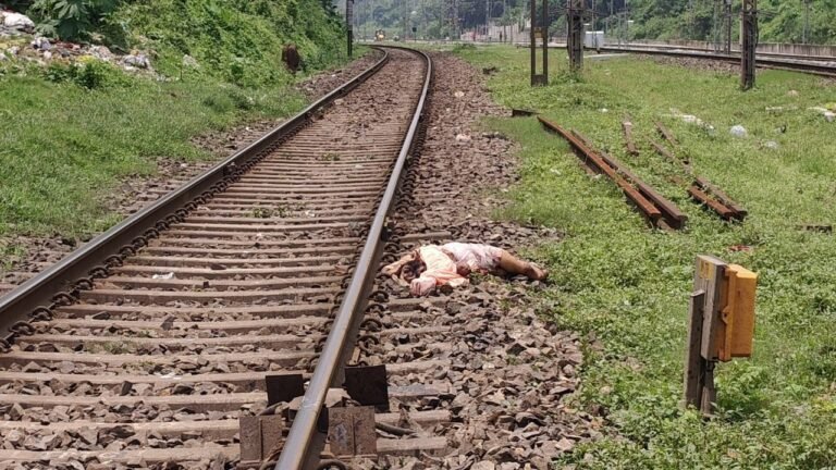 Jamshedpur: त्योहार के दिन परिवार पर टूटा दुखों का पहाड़, राखी मनाने आए व्यक्ति की ट्रेन हादसे में मौत…