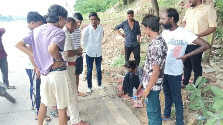 जमशेदपुर के बागबेड़ा में 22 वर्षीय युवती ने नदी में कूदकर की आत्महत्या की कोशिश, स्थानीय युवकों ने बचाई जान…