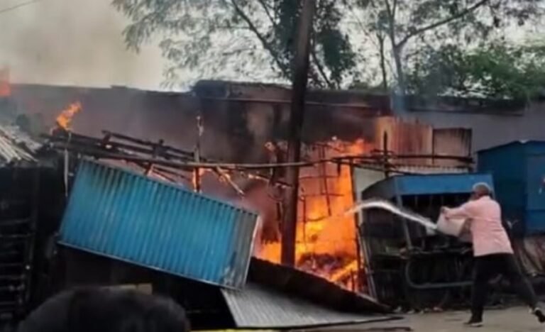 BREAKING: जमशेदपुर के बिरसानगर की दुकानों में लगी भयानक आग, अफरा-तफरी…