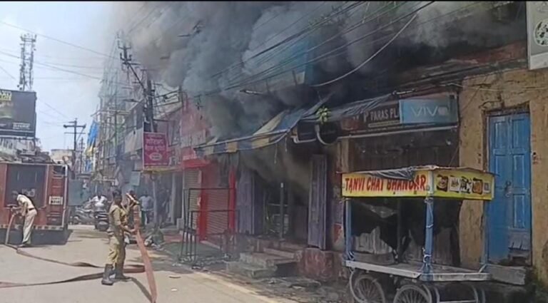Jamshedpur: जुगसलाई में बिजली की दुकान में लगी आग, तीन दमकलों ने किया काबू…