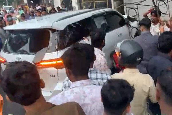 Ranchi: हरमू रोड का दिल दहला देने वाला हादसा! तेज रफ्तार फॉर्च्यूनर ने ली तीन जानें, गुस्साए लोगों का बवाल – जानिए पूरा मामला…