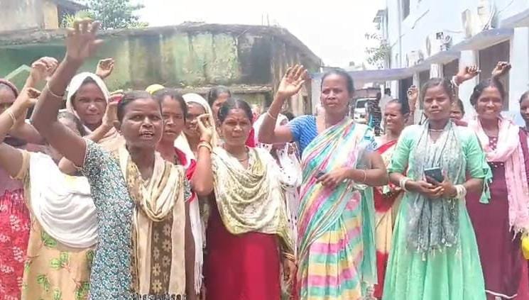 आदित्यपुर नगर निगम के सामने सफाई कर्मियों का विरोध प्रदर्शन, न्यूनतम मजदूरी और सुविधाओं की मांग…