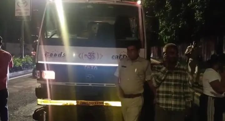 जमशेदपुर के बिष्टुपुर में सड़क हादसा, मोटरसाइकिल 407 वाहन से टकराई, युवक गंभीर रूप से घायल…