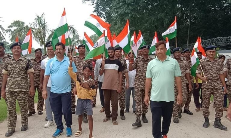 जमशेदपुर ग्रामीण क्षेत्र: जादूगोड़ा में CRPF की तिरंगा पदयात्रा, ग्रामीणों ने भी बढ़ाया कदम…