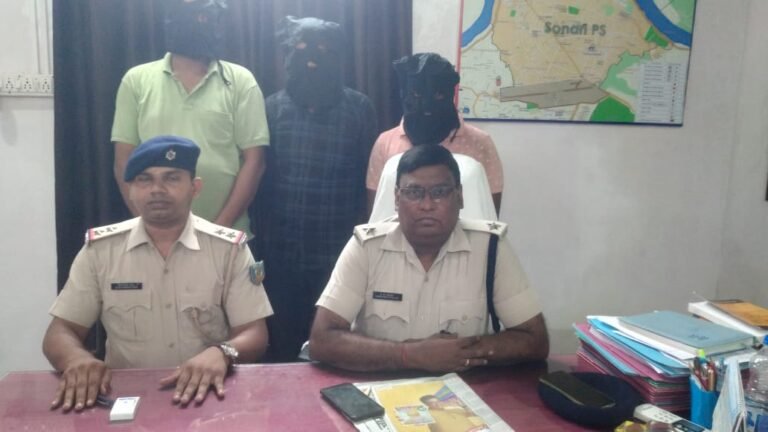 Jamshedpur : खुटाडीह में कार से भारी मात्रा में अवैध शराब बरामद, तीन आरोपी गिरफ्तार…