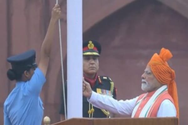 79वां स्वतंत्रता दिवस: पीएम मोदी ने लाल किले पर फहराया तिरंगा, देश को किया संबोधित…