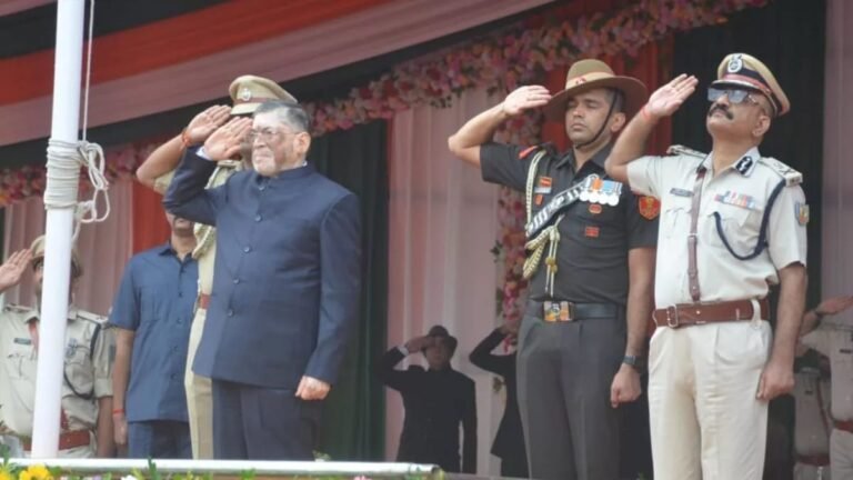 Jharkhand: स्वतंत्रता दिवस पर मोरहाबादी मैदान में राज्यपाल ने किया ध्वजारोहण, विकास और सुरक्षा को बताया प्राथमिकता…