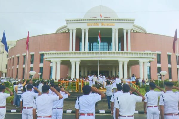 झारखंड विधानसभा परिसर में स्वतंत्रता दिवस समारोह, राष्ट्रगान गूंजा और स्वतंत्रता सेनानियों को दी श्रद्धांजलि…