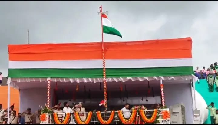 सरायकेला में 79वें स्वतंत्रता दिवस पर डीसी नितिश कुमार सिंह ने किया ध्वजारोहण…