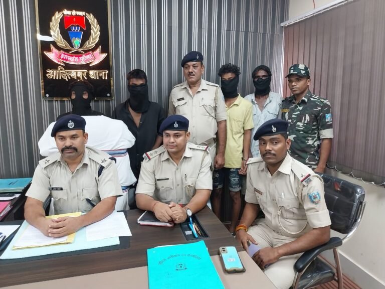 आदित्यपुर में चोरी का खुलासा, चार आरोपी गिरफ्तार…