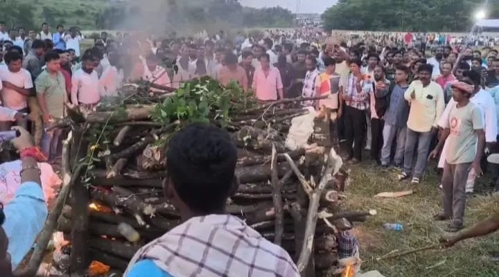 Jharkhand: राजकीय सम्मान के साथ शिक्षा मंत्री रामदास सोरेन का अंतिम संस्कार, हजारों लोगों ने दी विदाई…