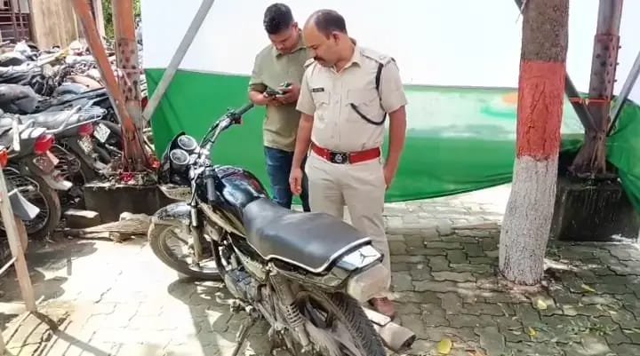 सरायकेला आरआईटी पुलिस की कार्रवाई: बिना नंबर प्लेट बाइक जब्त, युवक हिरासत में…