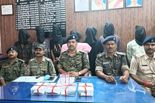 Jharkhand: लातेहार पुलिस की बड़ी कार्रवाई!! राहुल दुबे गैंग के सात गुर्गे हथियार संग गिरफ्तार…