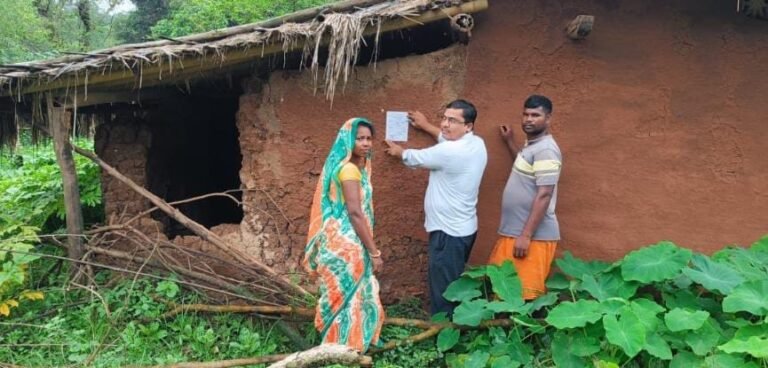 खरसावां पुलिस की बड़ी कार्रवाई : फरार आरोपियों के घरों पर चस्पा किया गया इश्तेहार…