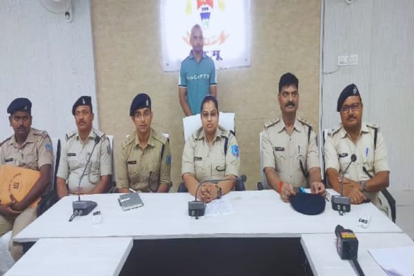झारखंड के कुख्यात अपराधी डब्लू सिंह ने SP के समक्ष किया आत्मसमर्पण, 37 संगीन मामले दर्ज…