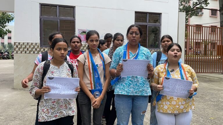 NCERT की नई हिस्ट्री बुक के खिलाफ जमशेदपुर विमेंस यूनिवर्सिटी के NSUI छात्रों ने किया विरोध, भाजपा सरकार के ख़िलाफ़ लगाए नारे…