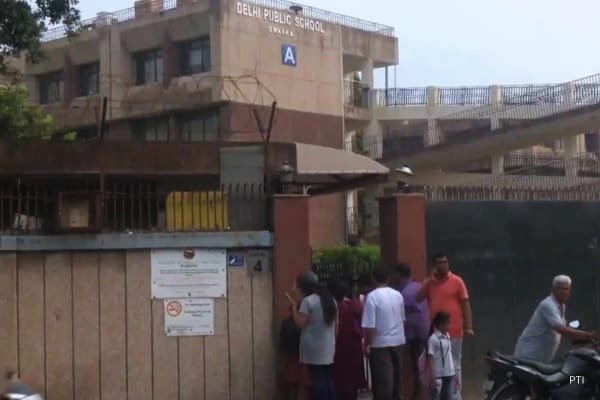 दिल्ली के कई स्कूल-कॉलेजों को फिर मिली बम की धमकी, पुलिस और बम निरोधक दस्ता सक्रिय…
