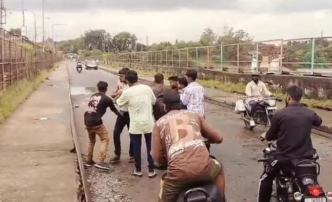 Jamshedpur: मानगो छोटा पुल पर नशेड़ी का हंगामा, राहगीरों से पैसे छीनने की कोशिश…