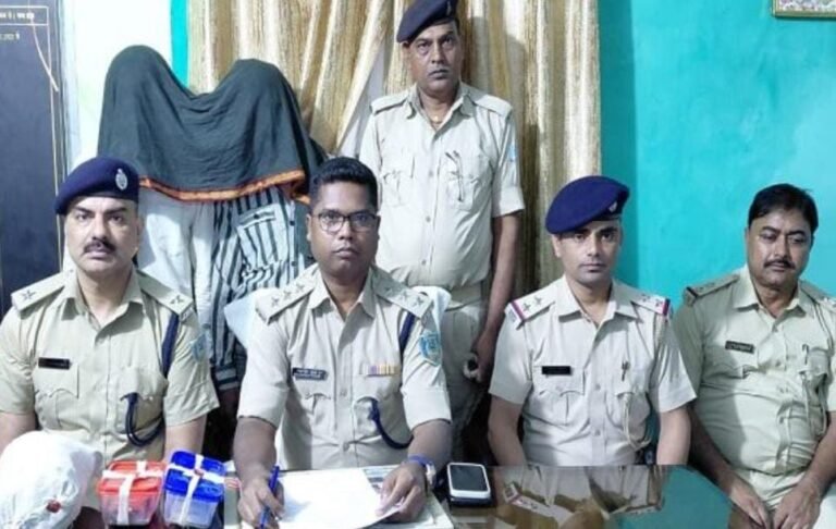 Jamshedpur : कुछ ही घंटों में आजादनगर में हुए छिनतई कांड का हुआ खुलासा, दो आरोपी गिरफ्तार, नकद और दस्तावेज बरामद…