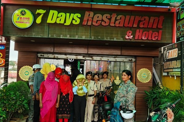 Jharkhand: हजारीबाग में पुलिस का बड़ा अभियान! होटलों से देह व्यापार का भंडाफोड़, 23 लोग गिरफ्तार…