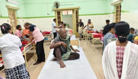 चाईबासा में वायरल फीवर का कहर : गुवा-बड़ाजामदा में अस्पतालों के बेड फुल, मरीज लौटने को मजबूर…