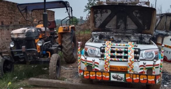 झारखंड के चतरा में माओवादियों का उत्पात : ट्रैक्टर और पिकअप वाहन फूंके, दो घरों में जड़ा ताला…