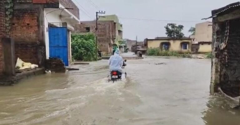 जमशेदपुर बॉर्डर एरिया में जलजमाव! कपाली नगर परिषद क्षेत्र में घर में फंसे लोग…