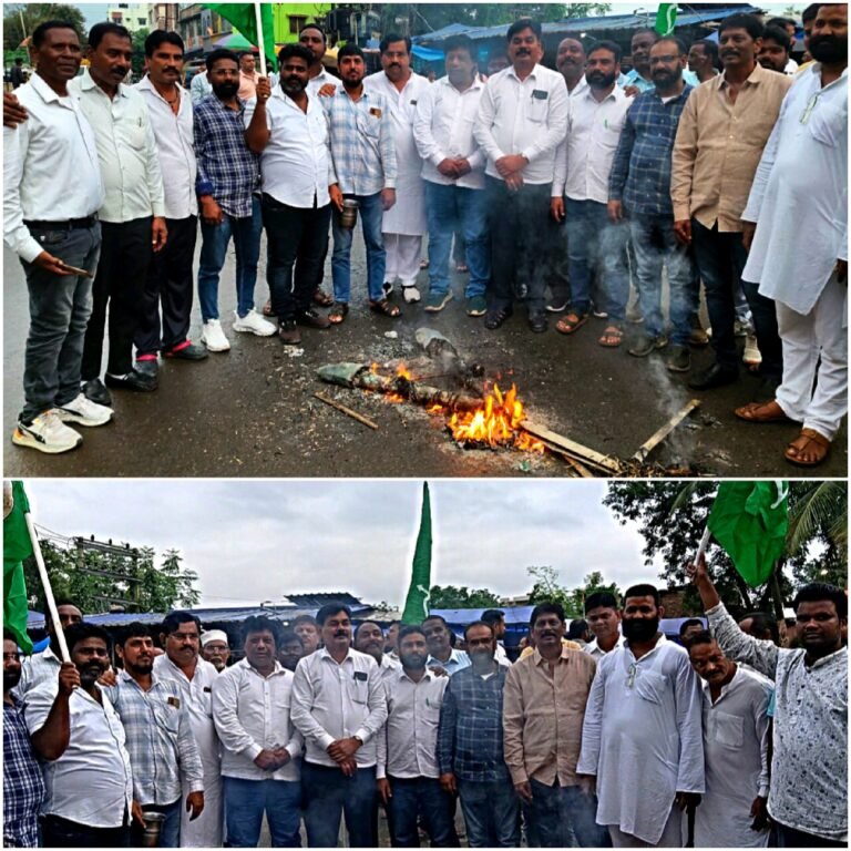 Seraikela-Kharsawan: 130वें संविधान संशोधन के खिलाफ झामुमो ने फूंका केंद्र सरकार का पुतला…