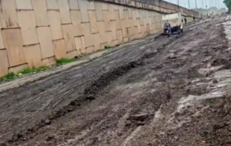 जमशेदपुर ग्रामीण क्षेत्र: बहरागोड़ा NH-18 बाइपास सड़क बनी मुश्किल, बारिश में कीचड़ और गड्ढों से परेशान आमजन…