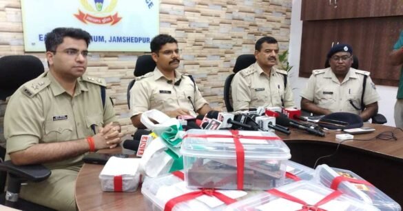 जमशेदपुर पुलिस द्वारा सोनारी में बड़ी कार्रवाई, हथियार बनाने का उपकरण, गांजा और नगद बरामद…
