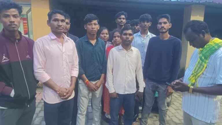 जमशेदपुर जॉब स्कैम : बेरोजगारों को नौकरी का झांसा देकर ठगने वाला गोविंदपुर में पकड़ा गया, पुलिस को सौंपा…