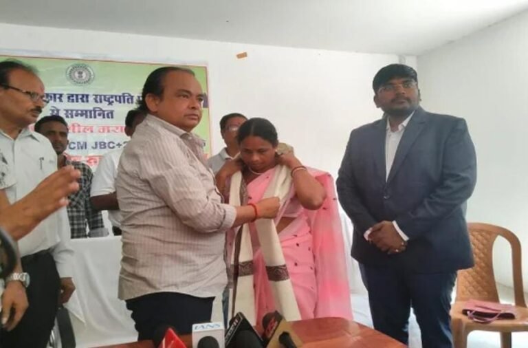 Jharkhand: सड़क हादसे में दिवंगत प्रधानाध्यापक की पत्नी को मिला 1 करोड़ का मुआवजा…