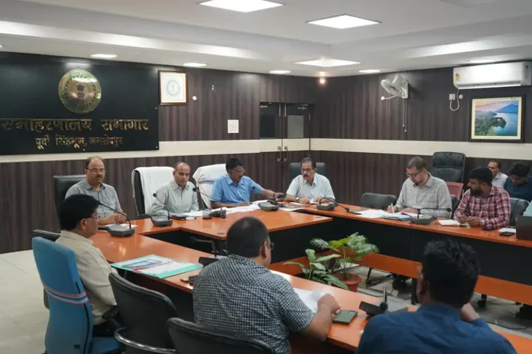 उपायुक्त कर्ण सत्यार्थी ने विकास योजनाओं की समीक्षा बैठक में जताई नाराजगी, अपूर्ण योजनाओं पर अधिकारियों को दिए सख्त निर्देश…