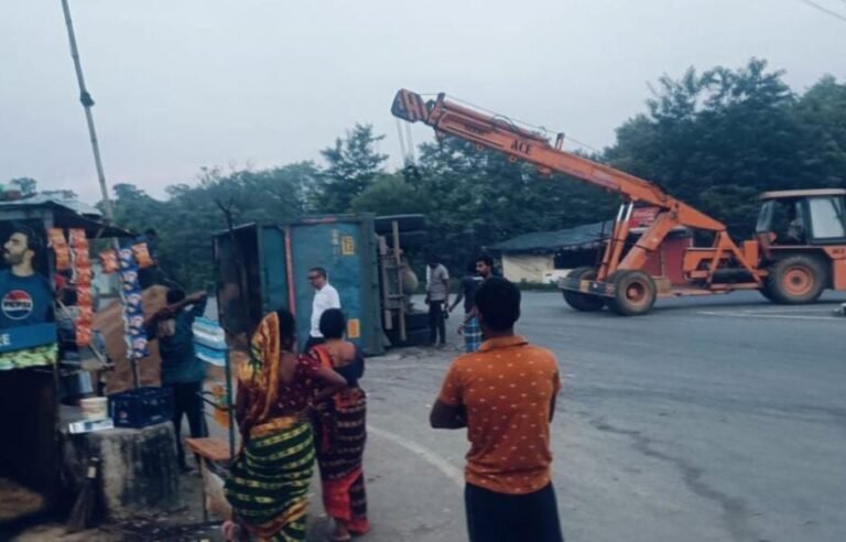 Jamshedpur : कांदरबेड़ा चौक पर पलटा ओवरलोड बालू लदा हाइवा, बड़ा हादसा टला…