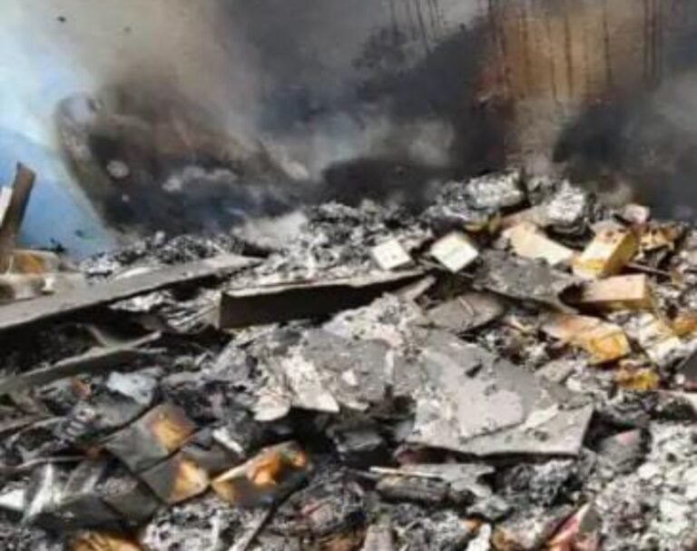 Seraikela Kharsawan: बुरुडीह में दवा डिस्ट्रीब्यूटर की दुकान में भीषण आग, 20 लाख का सामान जलकर राख…