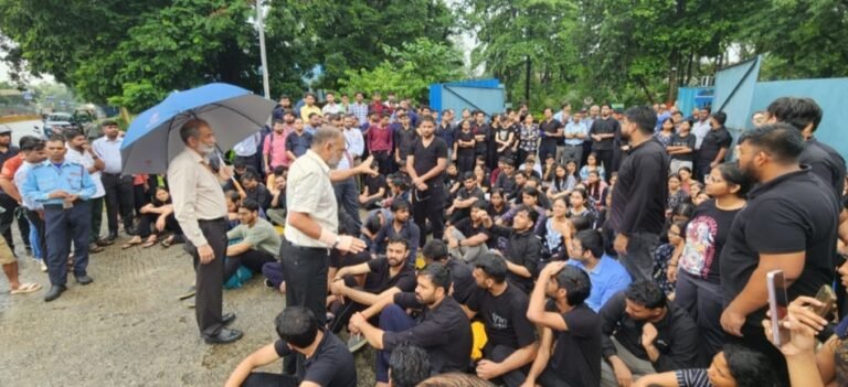 Jamshedpur: मणिपाल टाटा मेडिकल कॉलेज में हंगामा, छात्र बोले– लचर व्यवस्था के कारण गई साथी की जान…