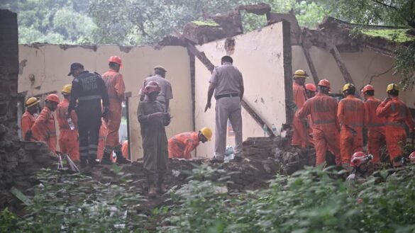 दिल्ली में हुमायूं मकबरे के पास दीवार गिरने से कई लोग मलबे में दबे, बचाव अभियान जारी