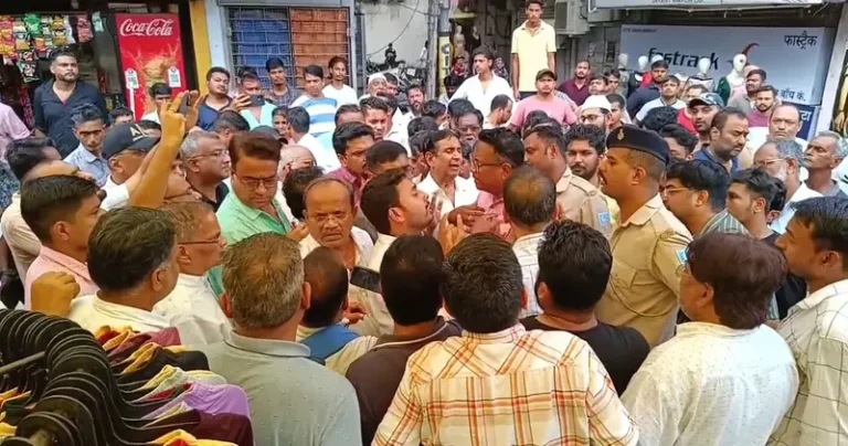 Jamshedpur: साकची बाजार में जुर्माना वसूली पर ज़ोरदार हंगामा, चेंबर ऑफ कॉमर्स ने लौटवाए दुकानदारों के पैसे…