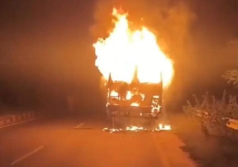 गिरिडीह में कोयला लदी चलती ट्रक में लगी आग, पूरी ट्रक जलकर राख…