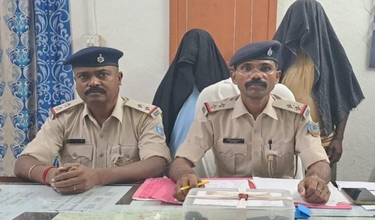 Jamshedpur: टोकलो के ग्रामीण मुंडा विक्रम हेंब्रम की हत्या के दो आरोपी गिरफ्तार, हथियार बरामद…