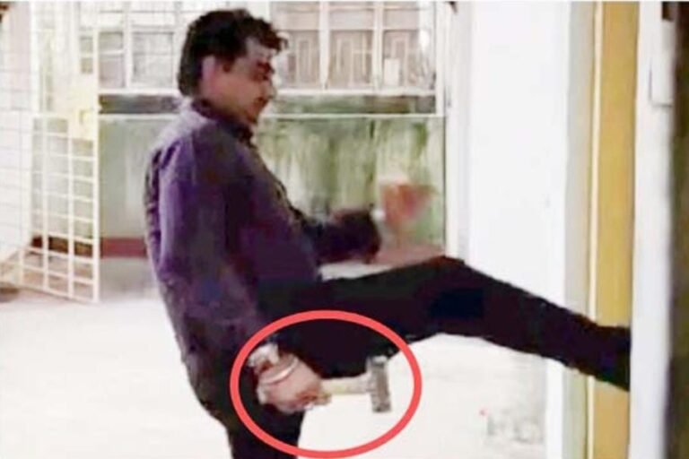 टाटा स्टील कर्मचारी पर आरोप : हथौड़े से दरवाजा तोड़ पत्नी और बेटे पर हमला, कदमा थाना क्षेत्र में हाईवोल्टेज ड्रामा…