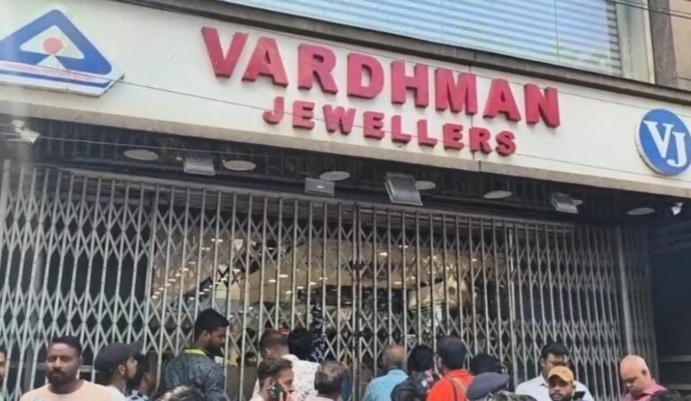 BIG  BREAKING: जमशेदपुर के सोनारी स्थित वर्धमान ज्वेलर्स में दिनदहाड़े बदमाशों ने की फायरिंग…