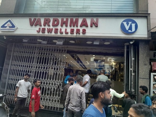 जमशेदपुर सोनारी वर्द्धमान ज्वैलर्स लूटकांड: पलामू के कुख्यात गिरोह के सदस्यों ने दिया अंजाम, पुलिस ने छापेमारी तेज की…