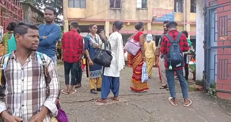 जमशेदपुर में बड़ा हादसा टला : ओवरटेक की जिद में भिड़ीं दो बसें, 200 मजदूर बाल-बाल बचे…