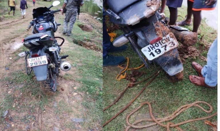 Jamshedpur: सोनारी वर्द्धमान ज्वेलरी शॉप में लूट के बाद लुटेरे भागे दलमा जंगल, पुलिस ने चलाया सर्च ऑपरेशन, तालाब से मिली दो बाइक…