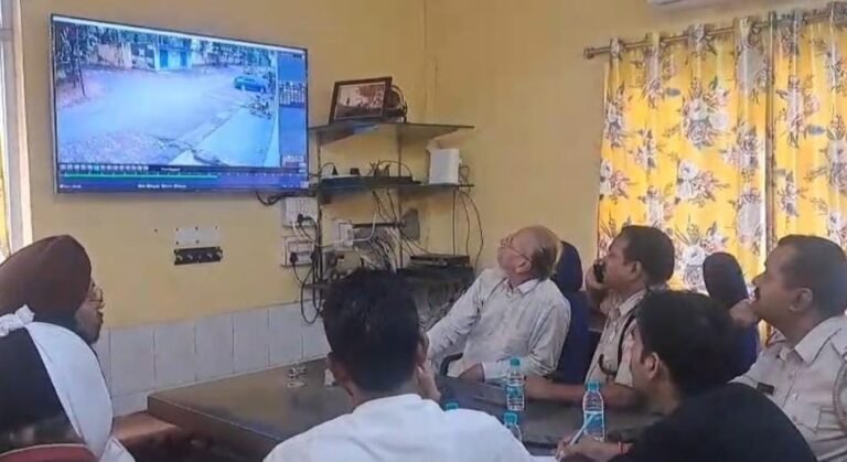 Jamshedpur: बिष्टुपुर में दिनदहाड़े 30 लाख की लूट के मामले पर सिंहभूम चैंबर, कैट, विधायक सरयू राय, जदयू समेत तमाम नेताओं ने जताया आक्रोश…